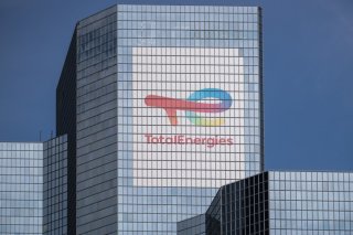 Les ONG pointent des "publicités mensongères" qui ne reflètent pas "de façon sincère la réalité des activités de TotalEnergies (archives). KEYSTONE/EPA/MOHAMMED BADRA